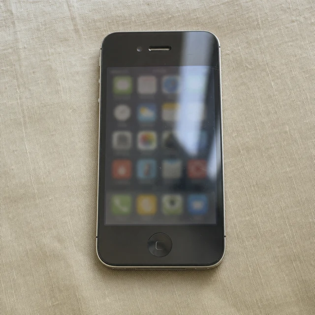 Oudere smartphone met app-iconen